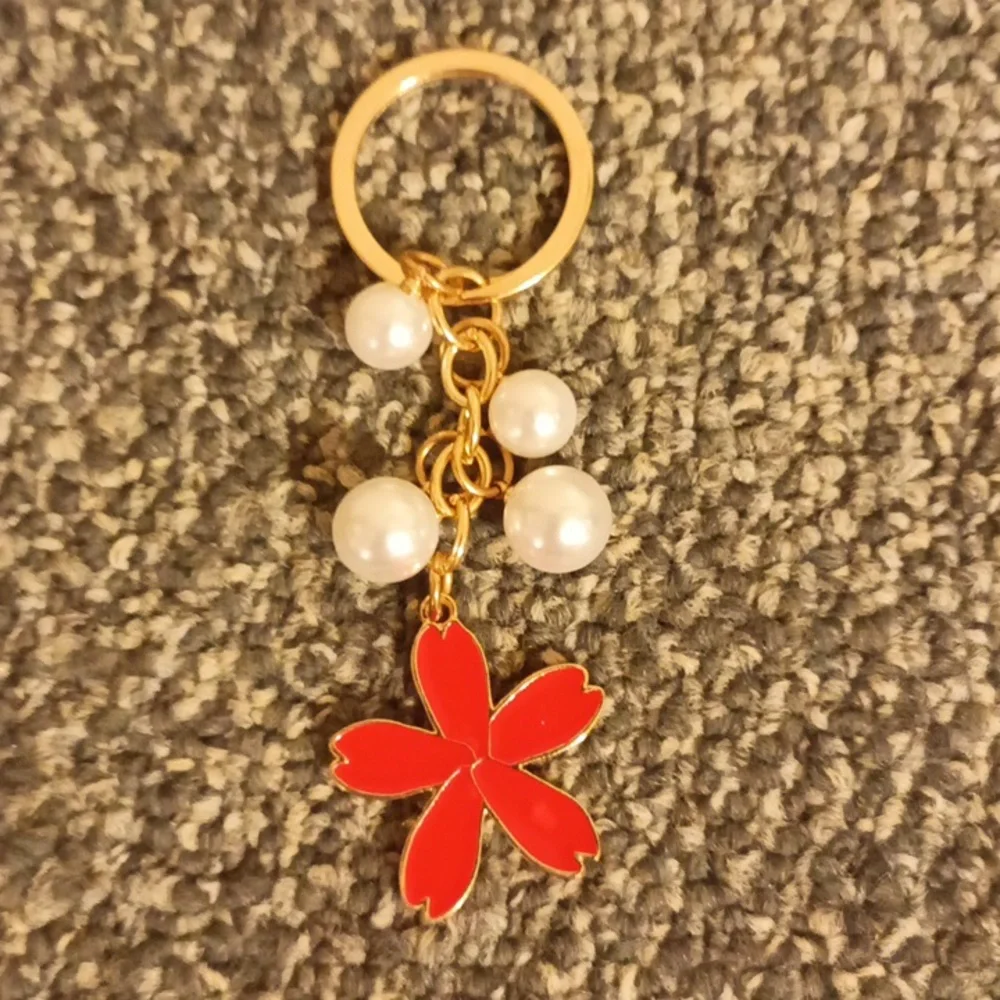 Red flower daisy and pearl gold tone keychain